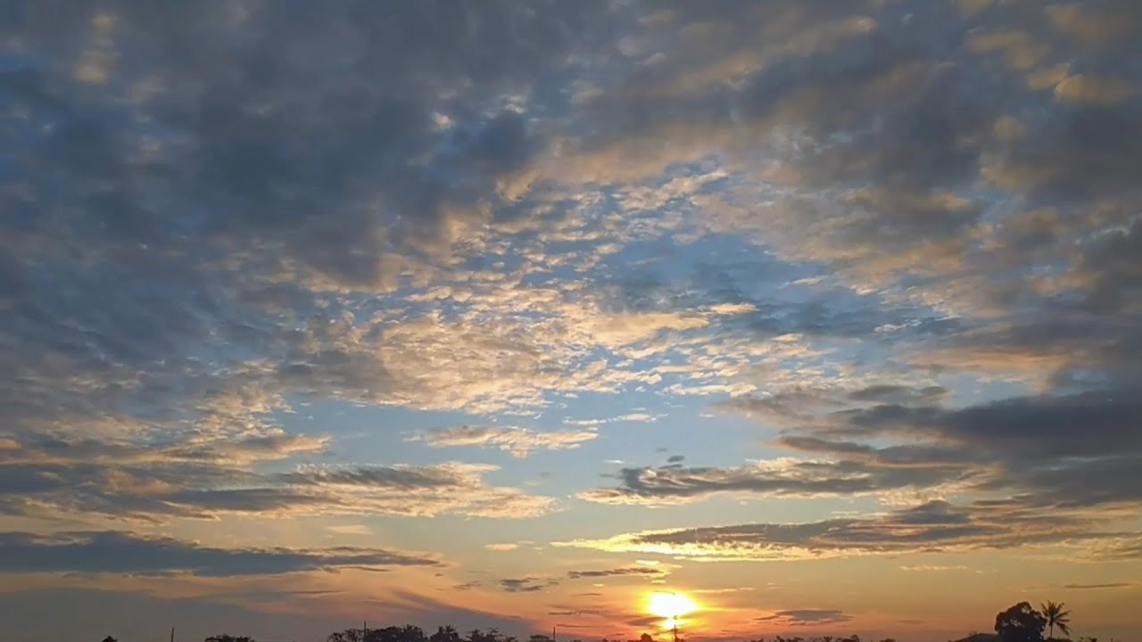 Pemandangan langit awan dan matahari terbit yang estetik (Background video)