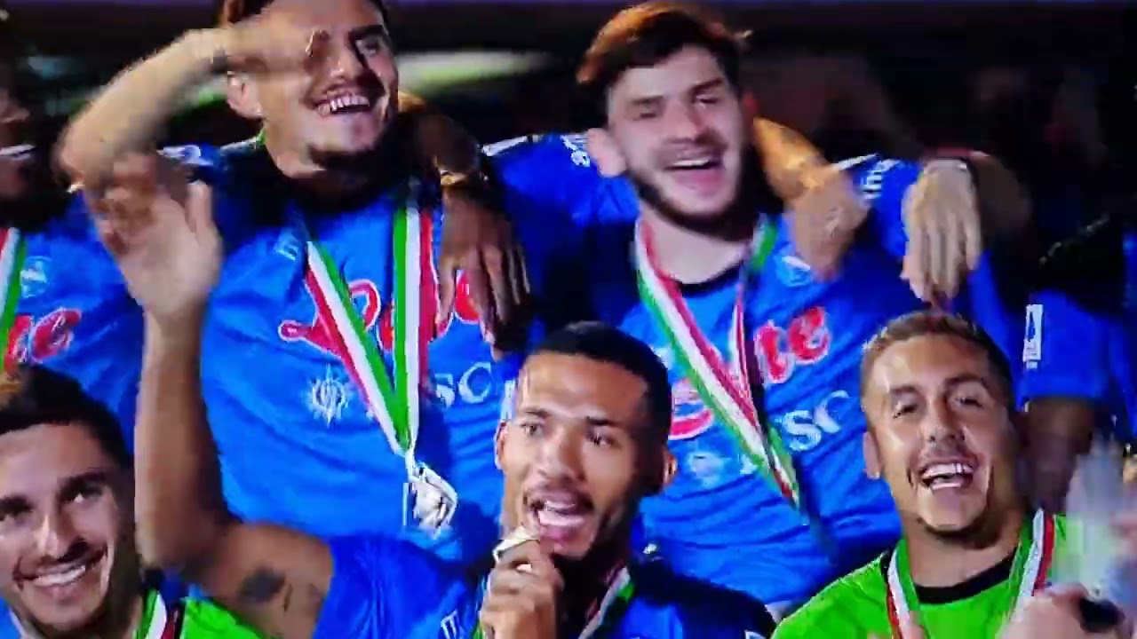 Franco Ricciardi canta Prumesse mancate e Treno luntane allo stadio Diego Armando Maradona