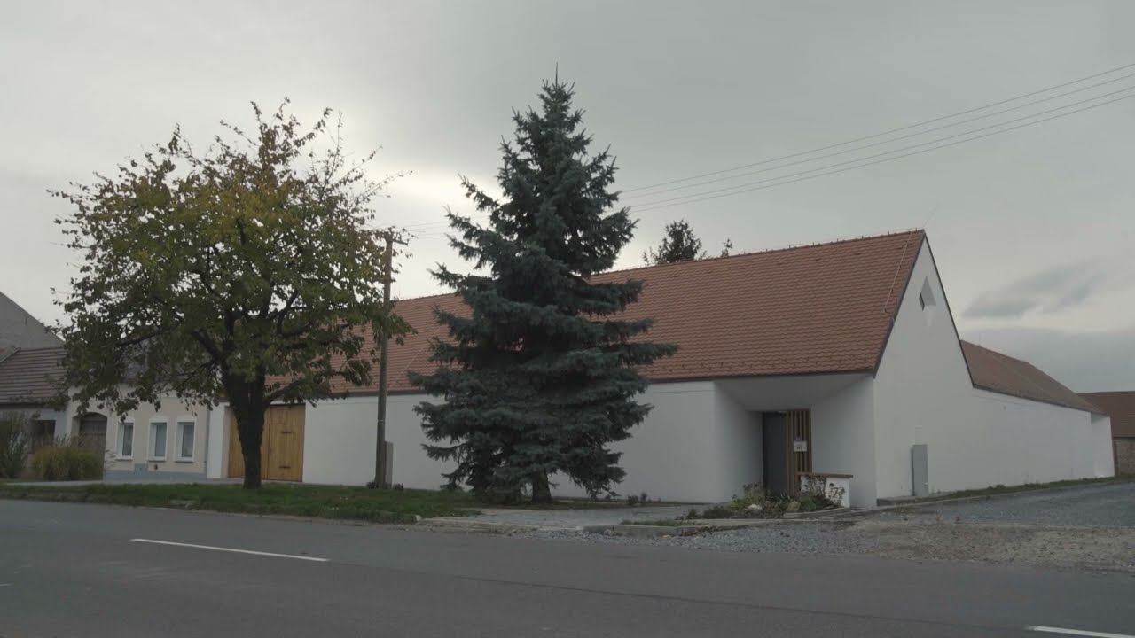 Rodinn&yacute; dům kop&iacute;ruj&iacute;c&iacute; půdorys původn&iacute; stavby, navržen pro rekreaci s možnost&iacute; ubytov&aacute;n&iacute; př&aacute;tel