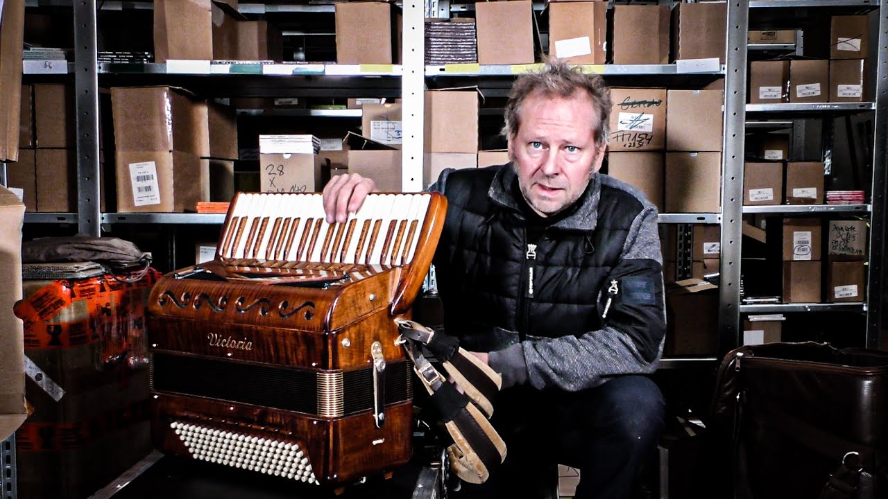 Reisen mit dem Akkordeon im Flugzeug - An accordion in the airplane