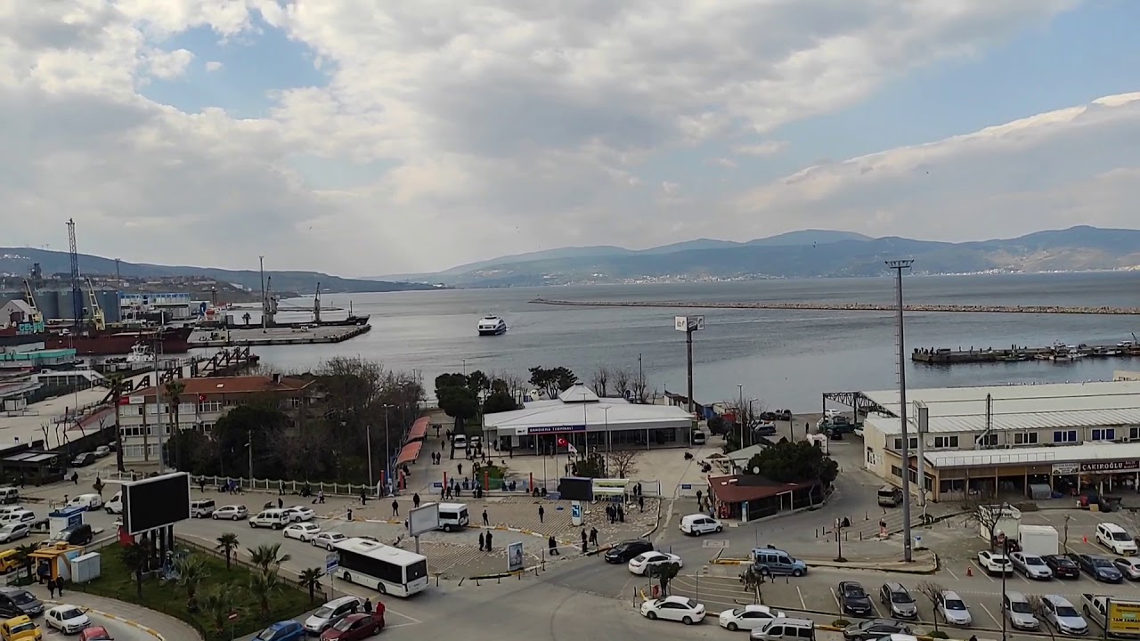 İDO Yenikapı-Bandirma feribotunun iskeleye yanaşma anı.The moment the ferry docks at the pier
