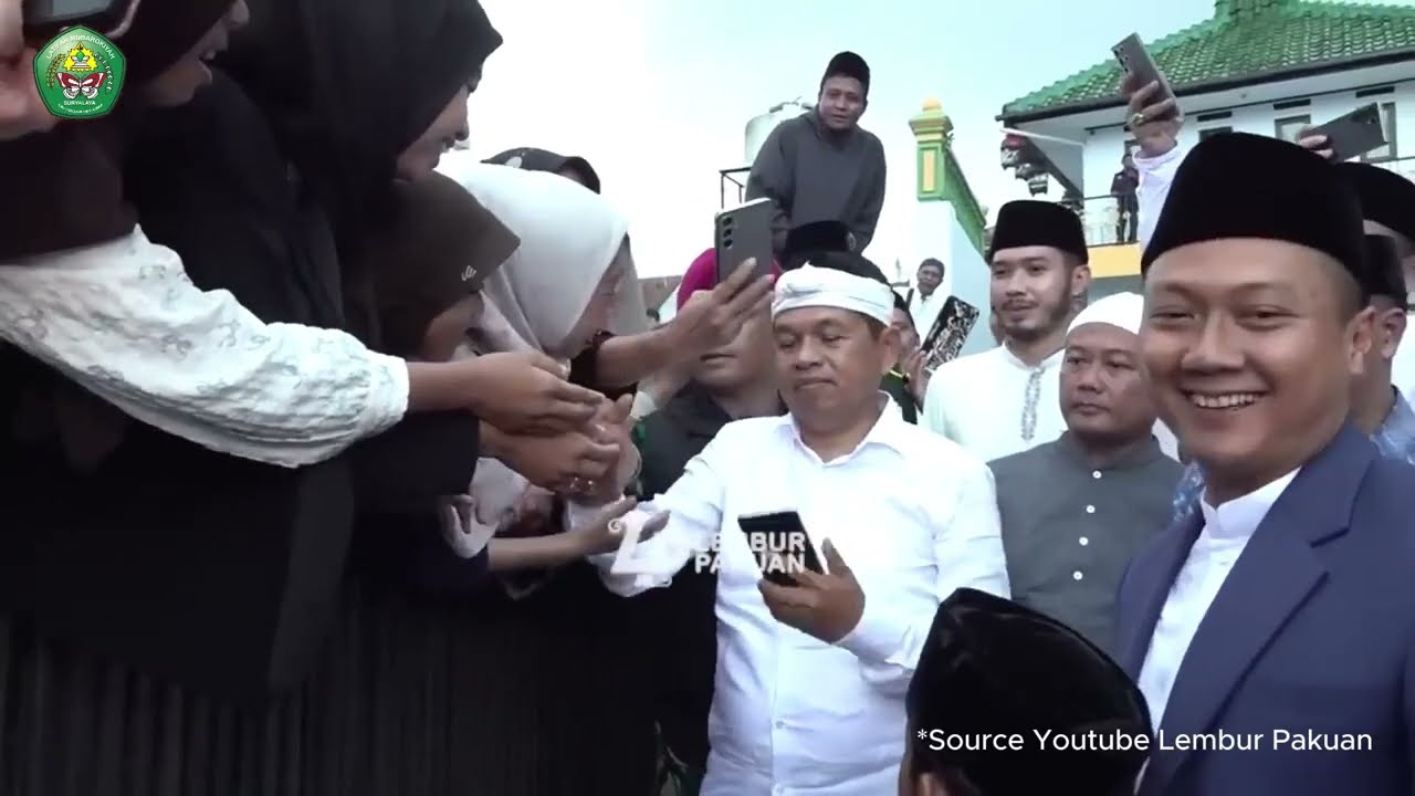 Pawai Natura  Kang Dedi Mulyadi  bersama Pimpinan Pontren Suryalaya dari Kampus IAILM -  Pesantren