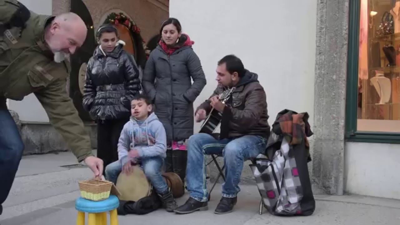 Straßenmusiker in Salzburg. Уличные музыканты. Street musician.