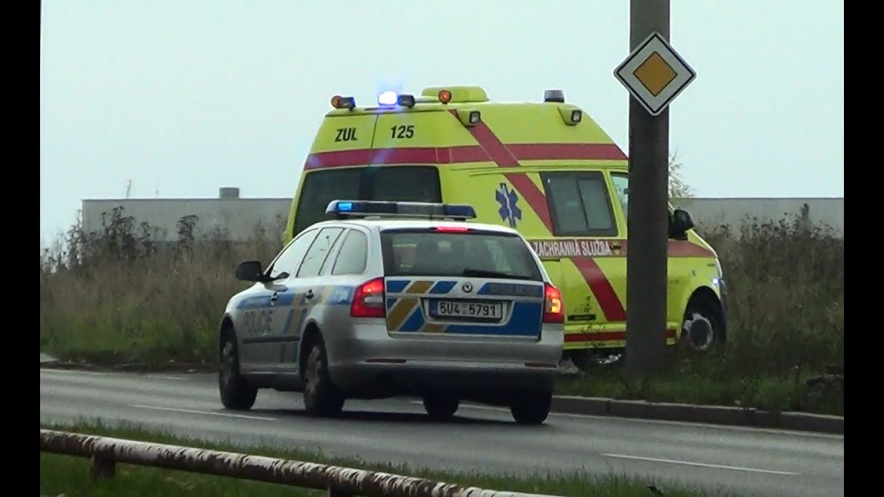 Czech ambulance & police transporting a patient | RZP 125 ZZS UK + Policie ČR Usti nad Labem