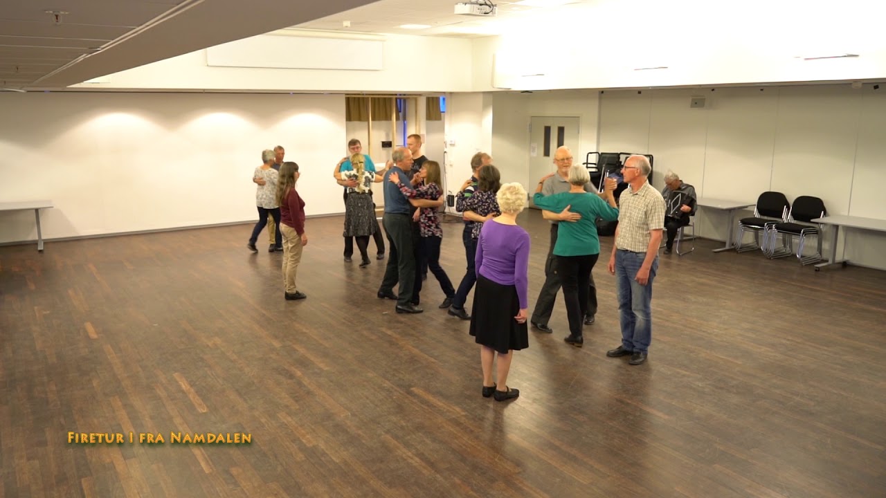 Folkedanslaget Springar`n danser Firetur I fra Namdalen