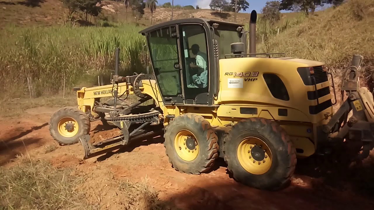 New Holland RG140B motoniveladora melhorando estrada