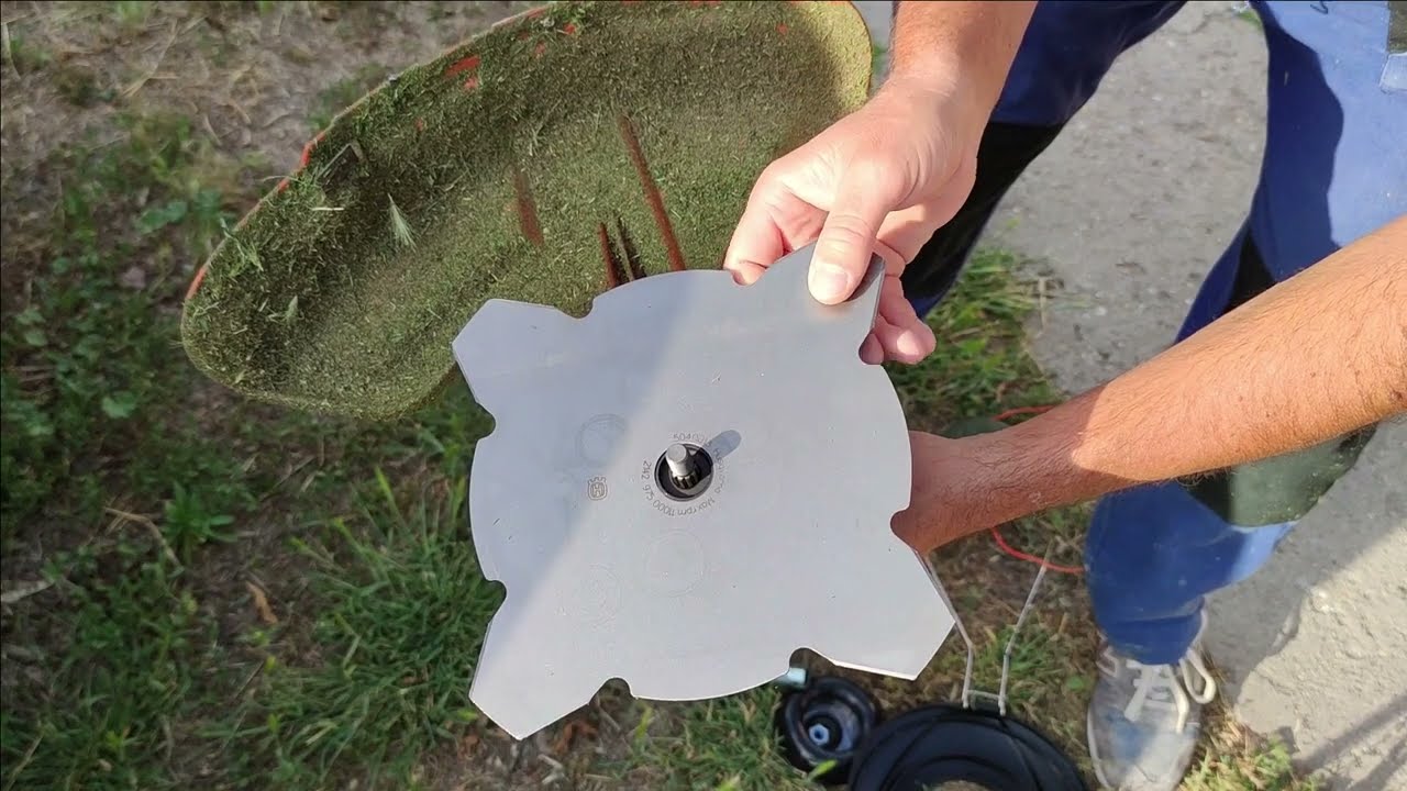 Husqvarna Grass Blade 4-tooth / fűvágó késsel dogozik az 525 RX / change trimmer head to grass blade