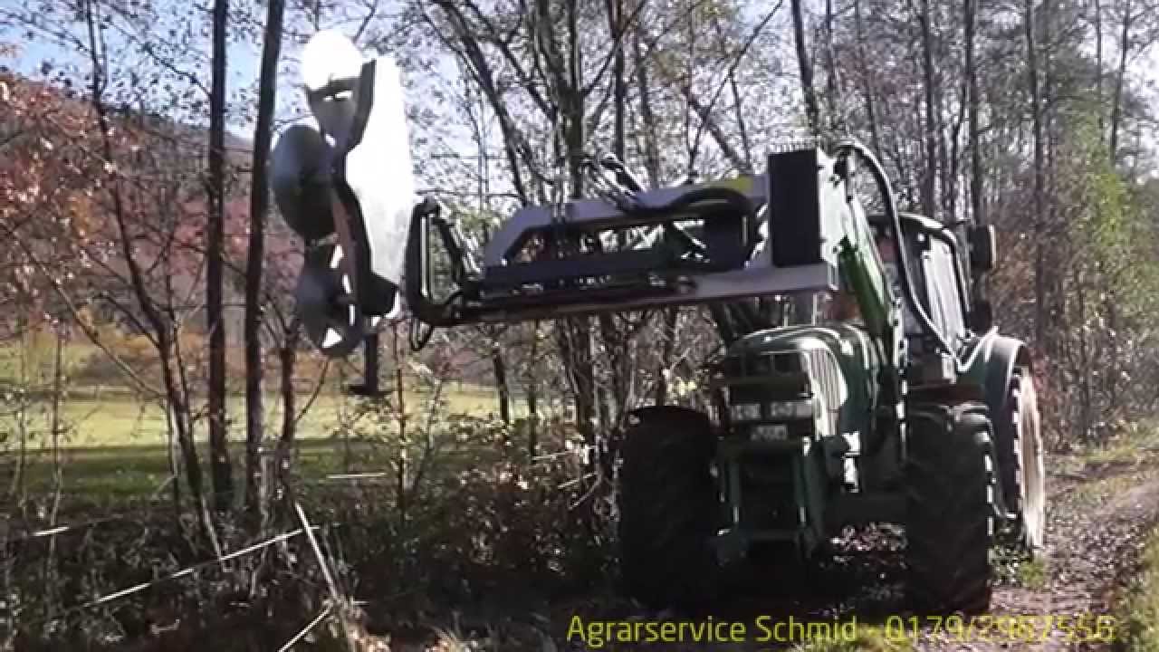 Landschaftspflege mit Bulldog John Deere und Astsäge am Frontlader