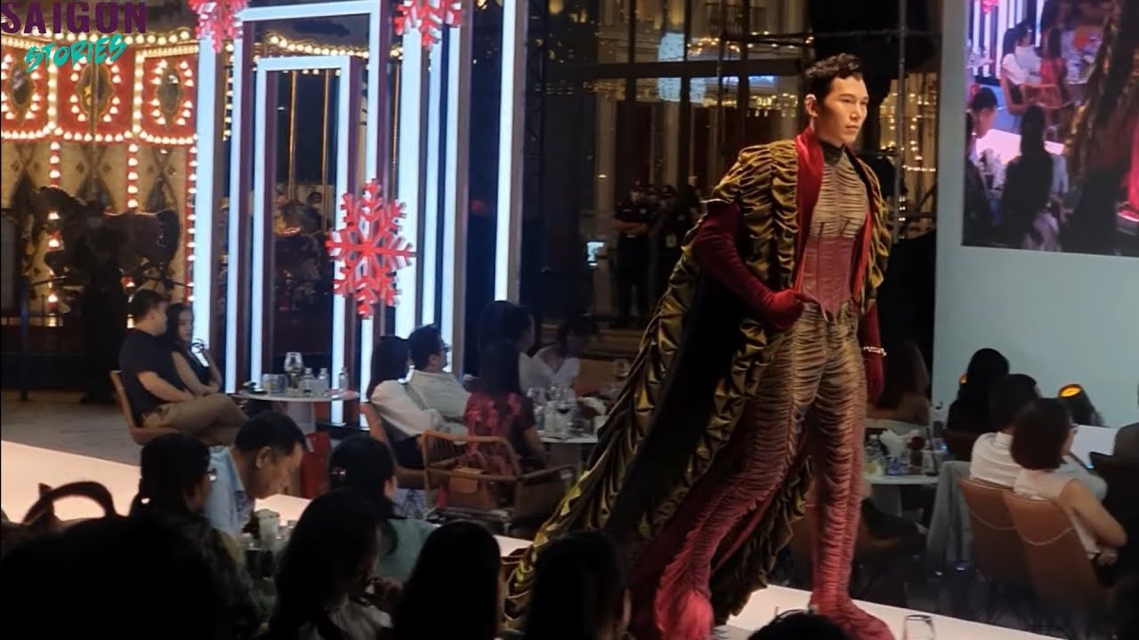 Si&ecirc;u mẫu Ngọc T&igrave;nh t&eacute; l&ecirc;n t&eacute; xuống khi phải catwalk với đ&ocirc;i gi&agrave;y hơn 20cm!