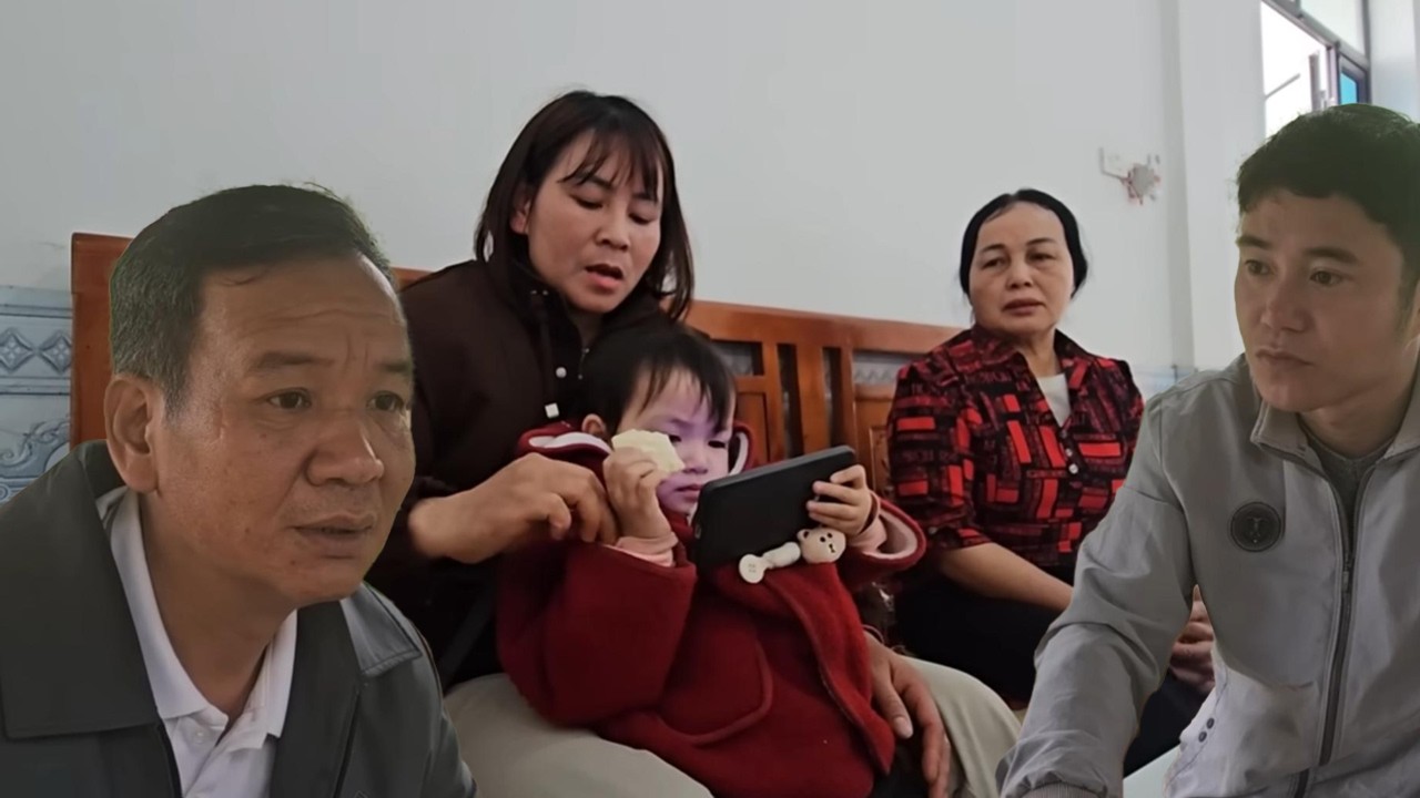 Thu and Chip went to visit Nam's mother. Hang's father came to ask Nam for help.