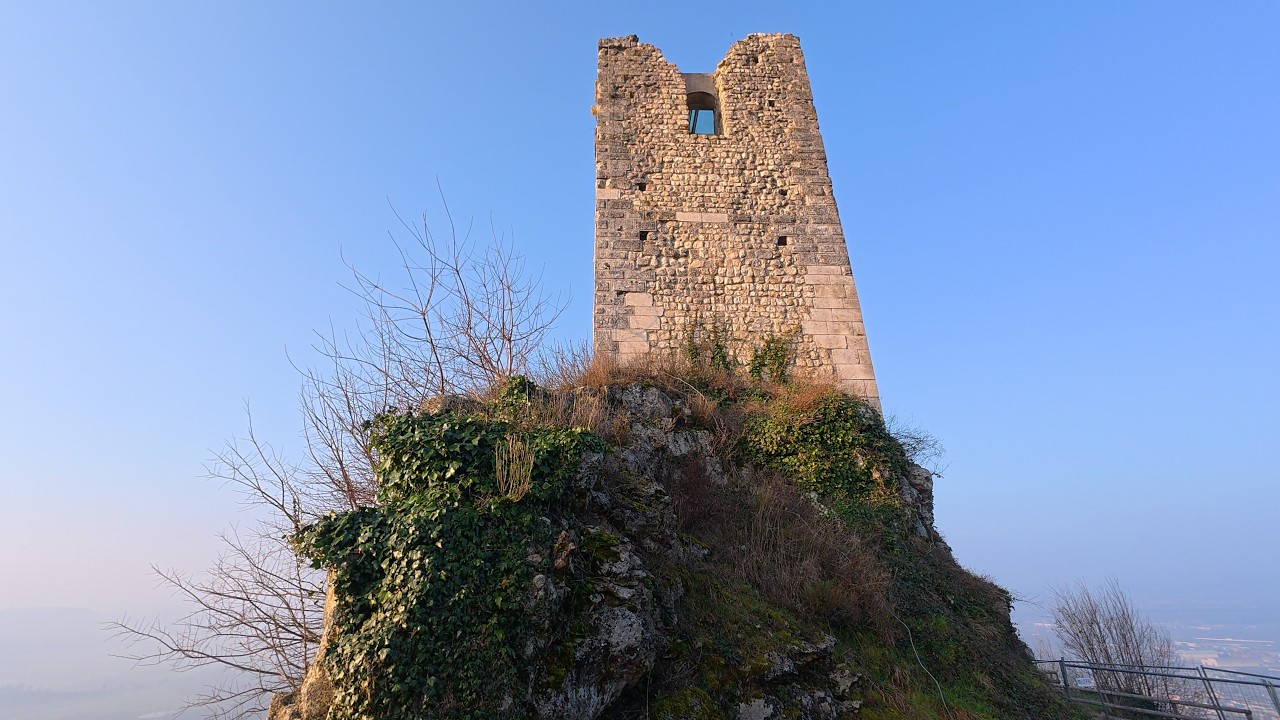 Ranní běh v Itálii ke zřícenině Rocca dei Vescovi.