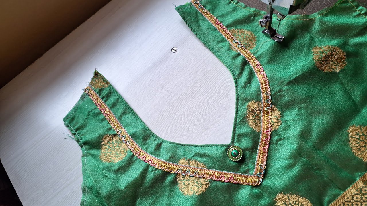 Lace work blouse neck design/Simple lace neck stitching/सिमपल लेस वाला नैक डिजाइन 👌👌❣️❣️🪡🧵