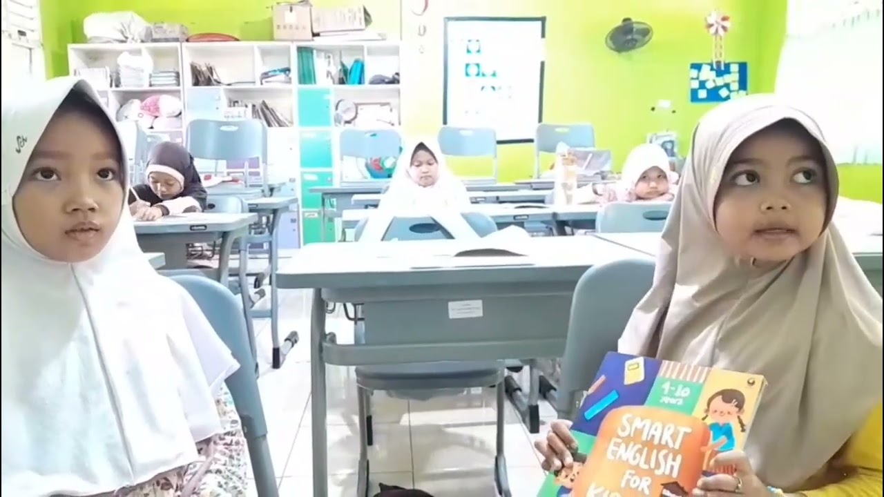 English club SD IT Cahaya Madani X LKP House of Learning (Ayesha & Ayumi)