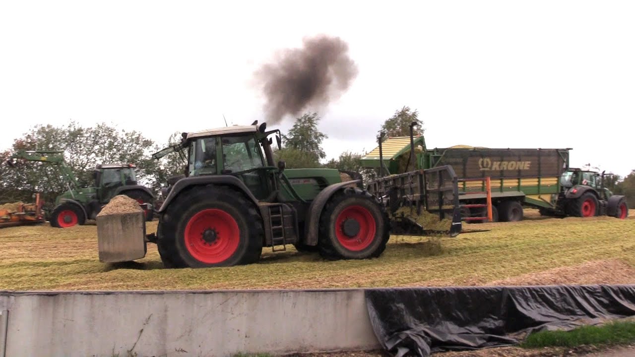 Ma&iuml;s 2025 | John Deere 8R en 4 Fendt tractoren op kuil van 200m lang | 15 ma&iuml;swagens | gro&szlig;einsatz