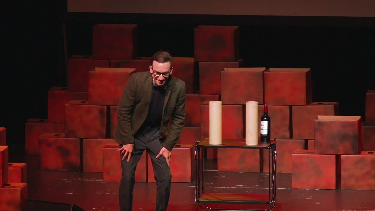 Erwin aus der Schweiz/Marc Haller zaubert Weinflaschen hervor.
