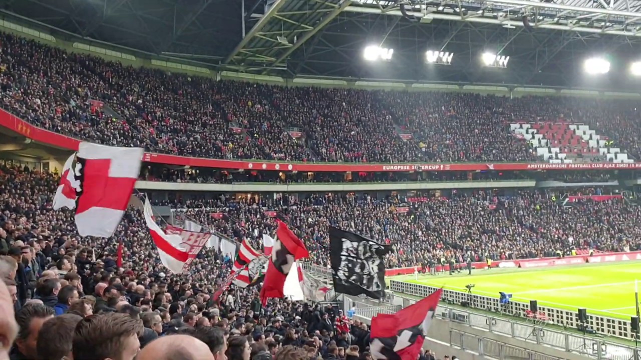 Ajax - psv opkomst met vuurwerk vanaf de F-side