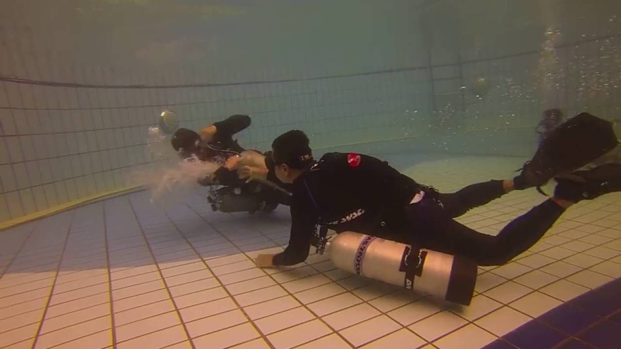 Sidemount : Emergency out of air procedure (cave method)