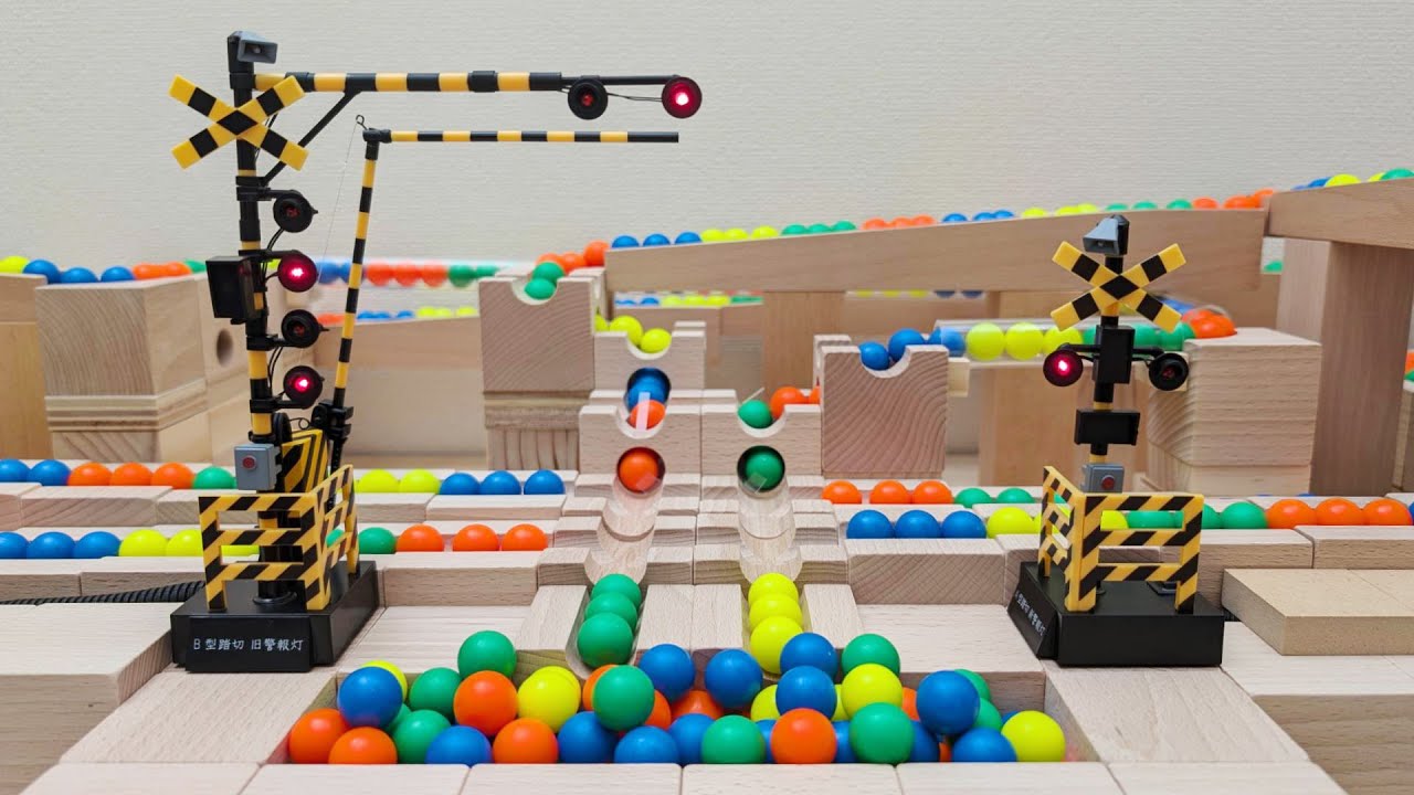 マーブルランレース☆超くねくねボード＋屈折式踏切＋透明パイプの発射台＋HABA＋キュボロ