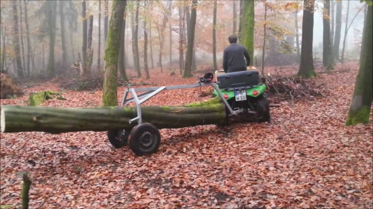 ATV mit Rückewagen für Stammholz im Buchenwald