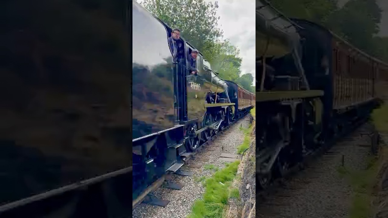 48305 Steam Engine Passes Oakworth Station #train #trainspotting