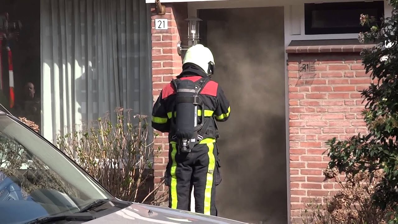 Hond gered bij woningbrand Goirle. 13-03-2015
