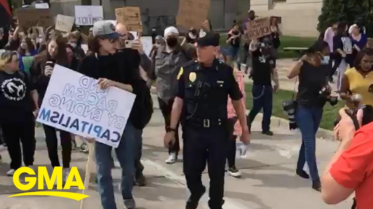 Wisconsin police chief marches with protesters and thanks them for a peaceful protest l GMA Digital