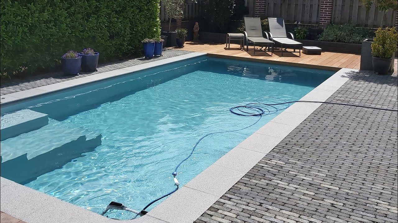 Bouw van zwembad in achtertuin