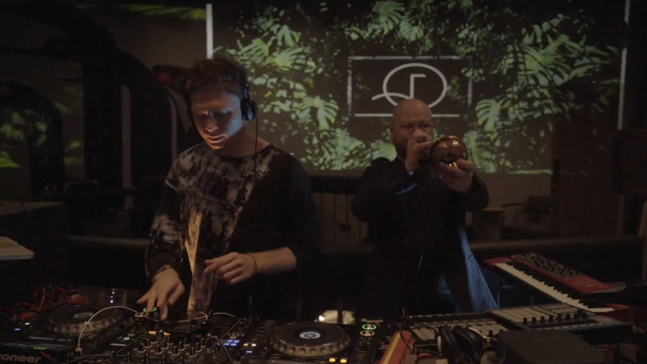 FLAT | 26/03/21 | Moon&rsquo;s Voyager | Enakin.ink | Markova | downtempo | ethnicmusic​ | chillrave |