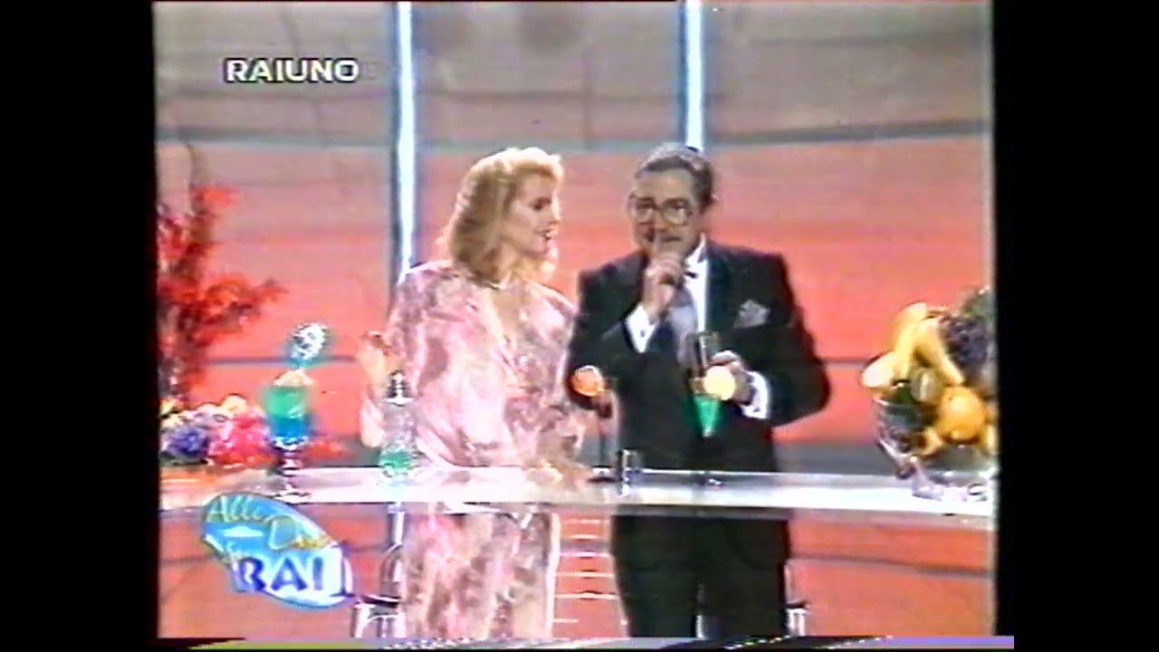 SKETCH DANIELA POGGI E RENZO MONTAGNANI - GLI ITALIANI SI BEVONO TUTTO - SHAKER (RAIDUE, 1985)