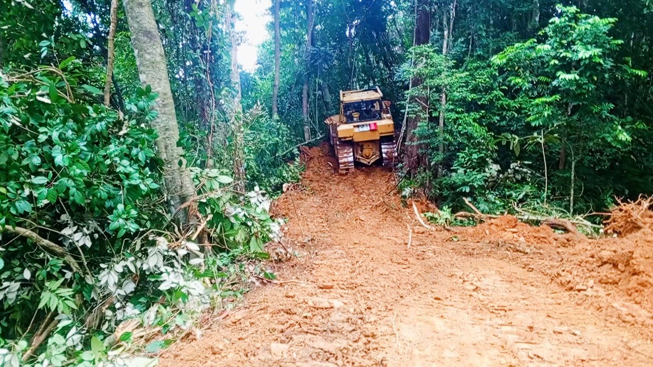 Breaking New Roads in the Mountains, D6R XL Bulldozer Faces Tough Challenge