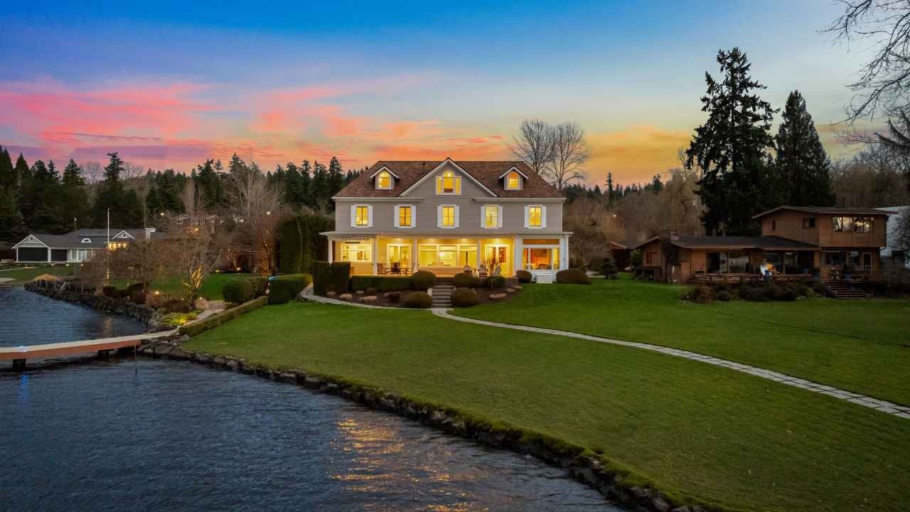 160' OF LUXURIOUS LAKEFRONT LIVING
