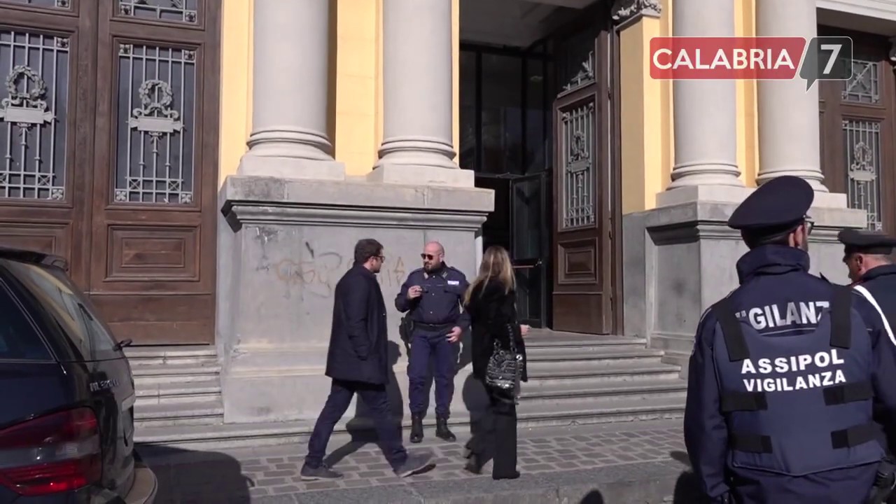 Sesso e denaro in cambio di favori, arrestato magistrato a Catanzaro