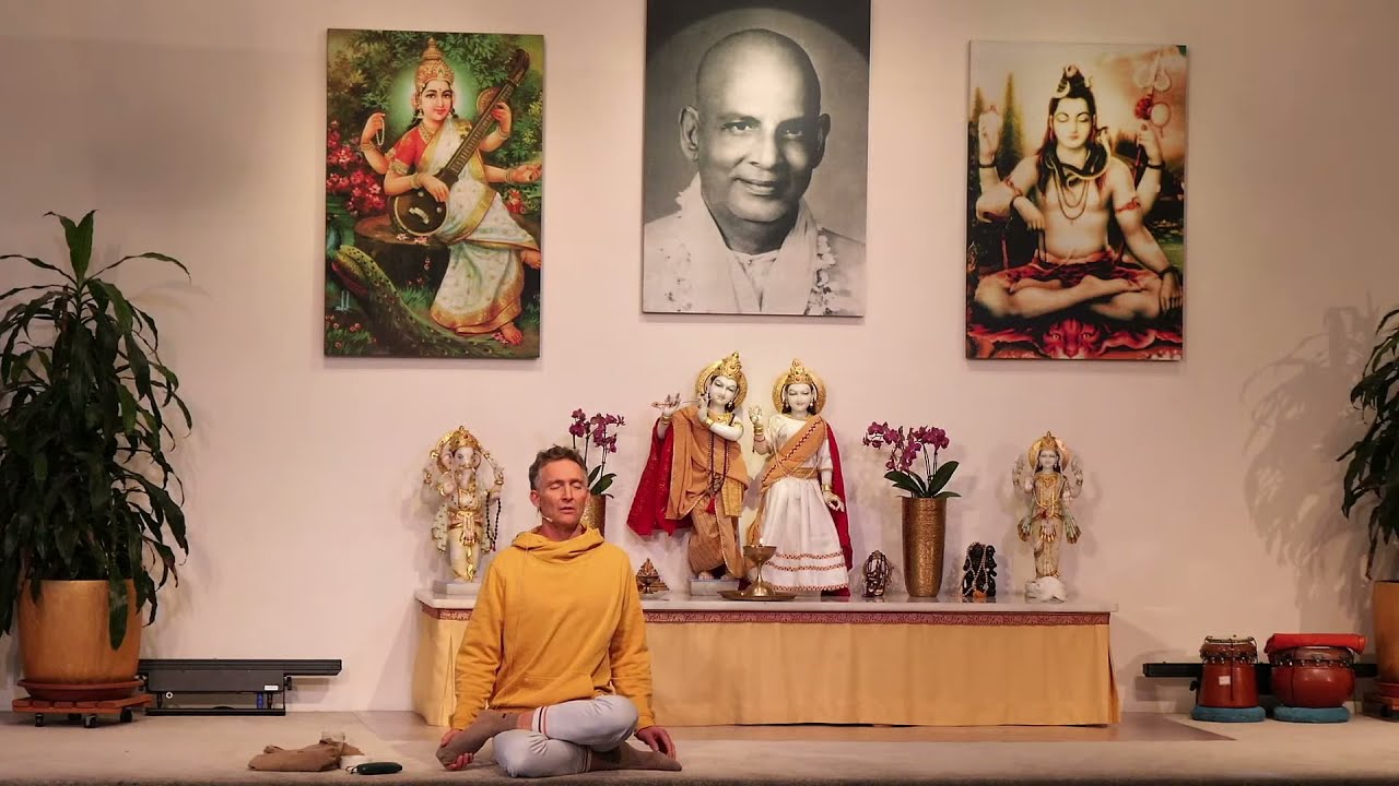 Yogastunde für mehr Gegenwärtigkeit - mit Rama - Yoga Vidya Ashram Live, 13.01.2022, 09:15 Uhr