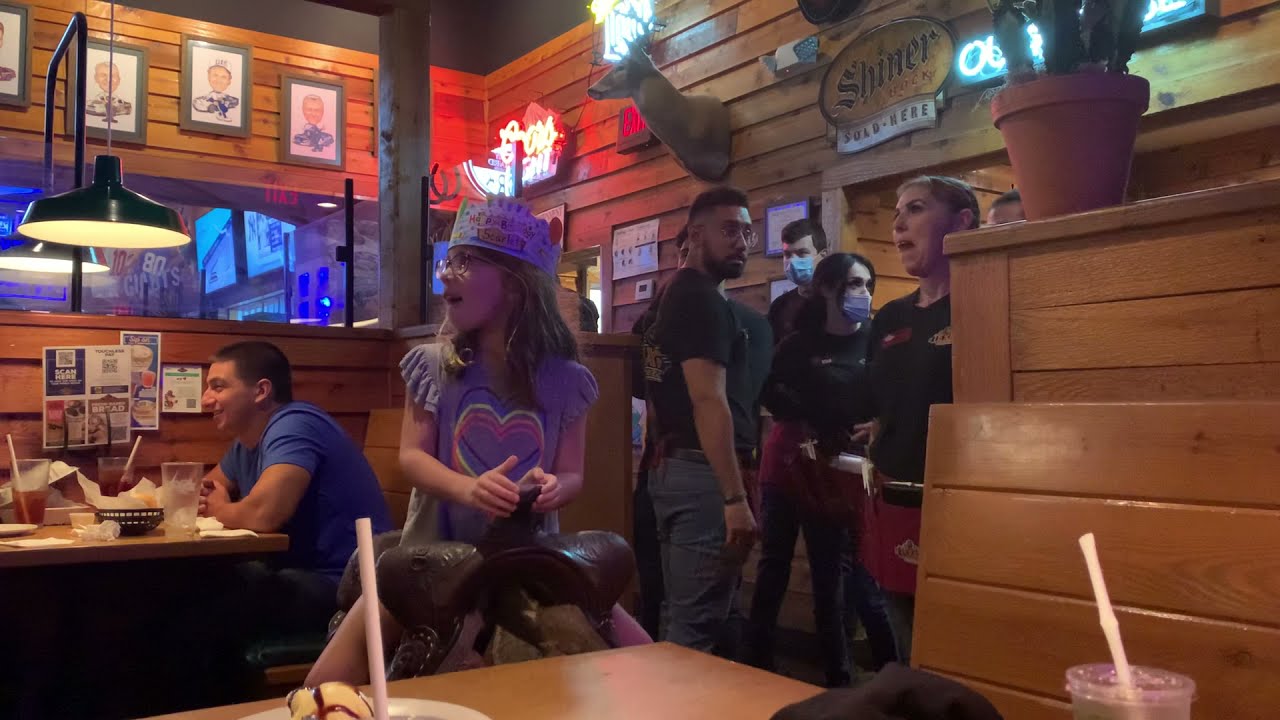 Scarlett Gets A “Yee Haw” For Her Birthday At Texas Roadhouse