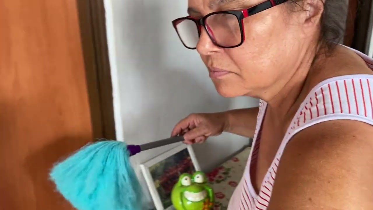 Vem desmontar minha sala de natal comigo