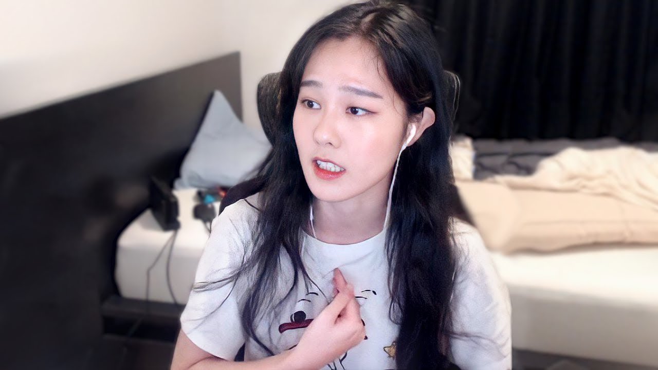 girl has mental breakdown from gaming