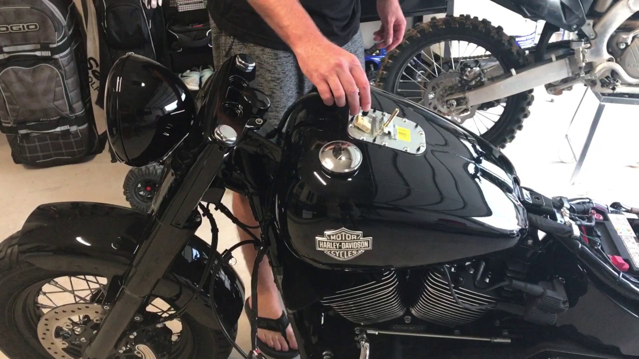 Harley Davidson Softail Slim S handlebar and riser removal