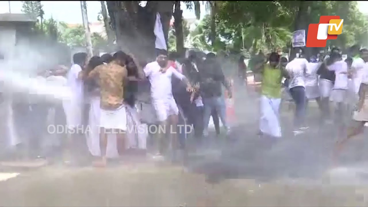 Members Of Kerala Students Union Clash With Police While Holding Protest March To Secretariat