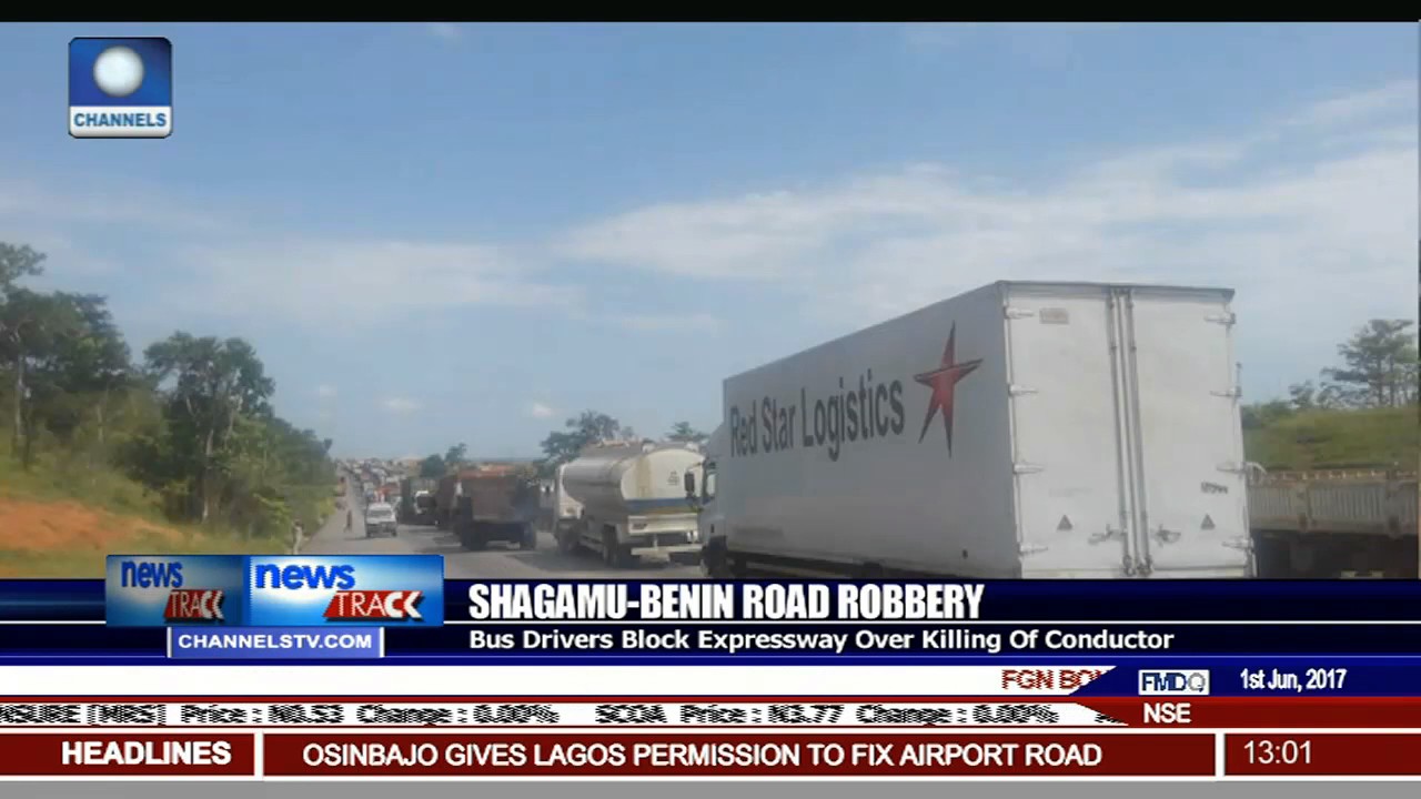 Bus Drivers Block Sagamu-Benin Expressway Over Killing Of Conductor