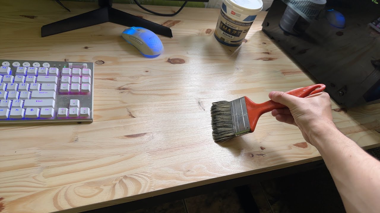 A Mesa do Setup ficou Brilhando - Passando Verniz para proteger a Madeira