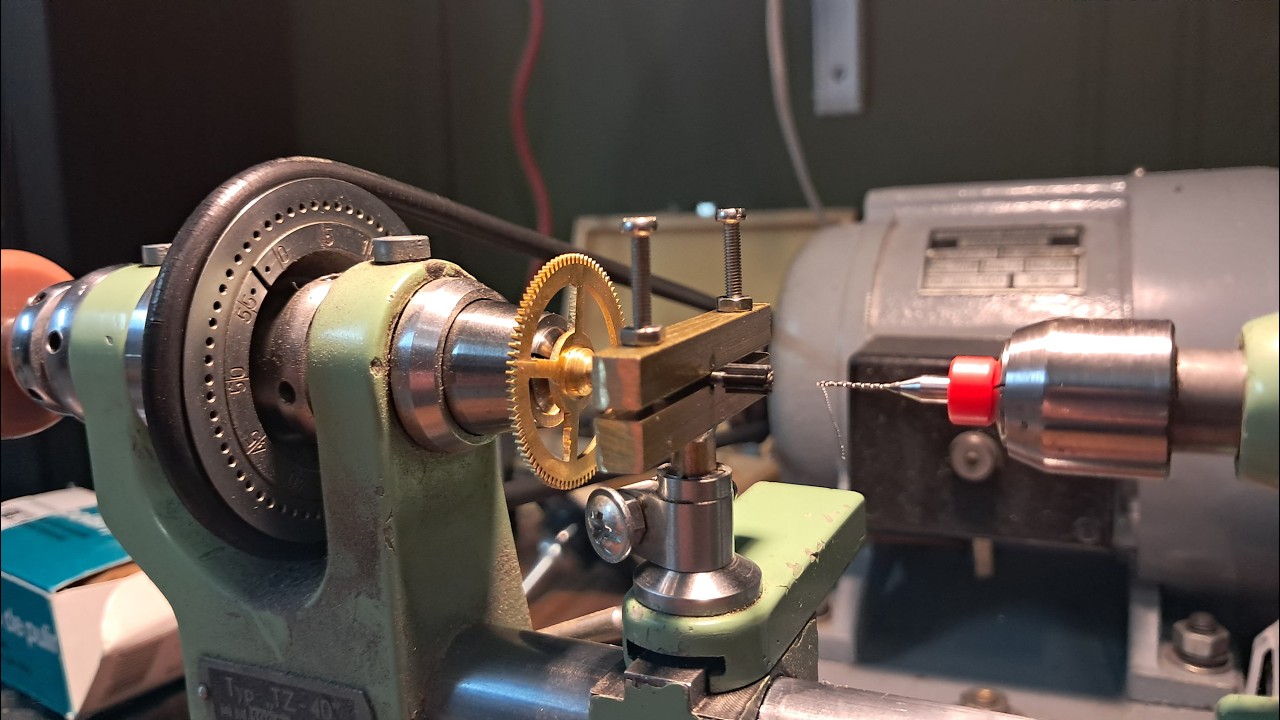 Naprawa czopa osi koła zębatego mechanizmu zegara. 