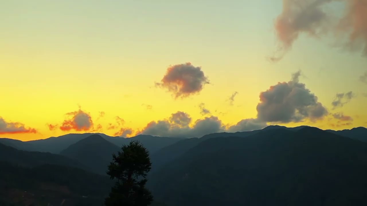黄昏时中国云南大山深处小山村的晚霞，寂静又放松的氛围，听声音助眠，祝您有个深度睡眠，睡前放松心情#助眠#深度睡眠