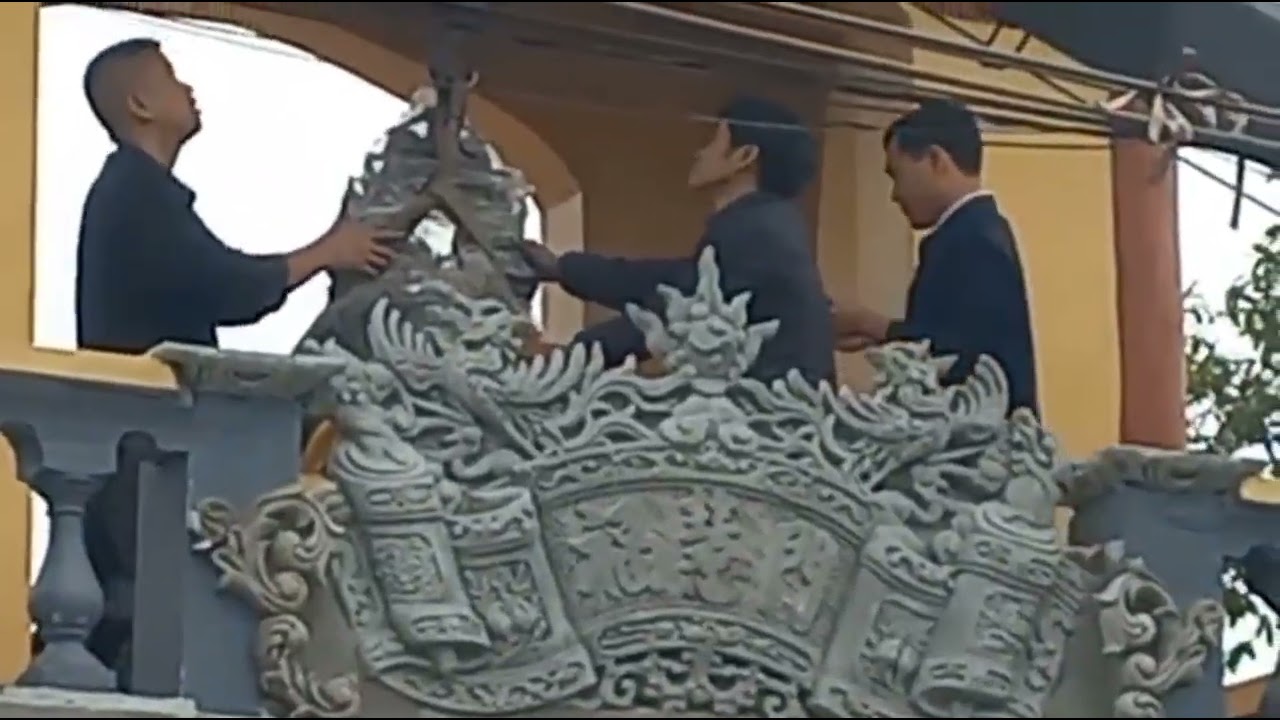 Các phật tử tổ chức lắp chuông ở cổng chùa phúc nguyên làng đồ đá phùng nguyên 28/1/2026