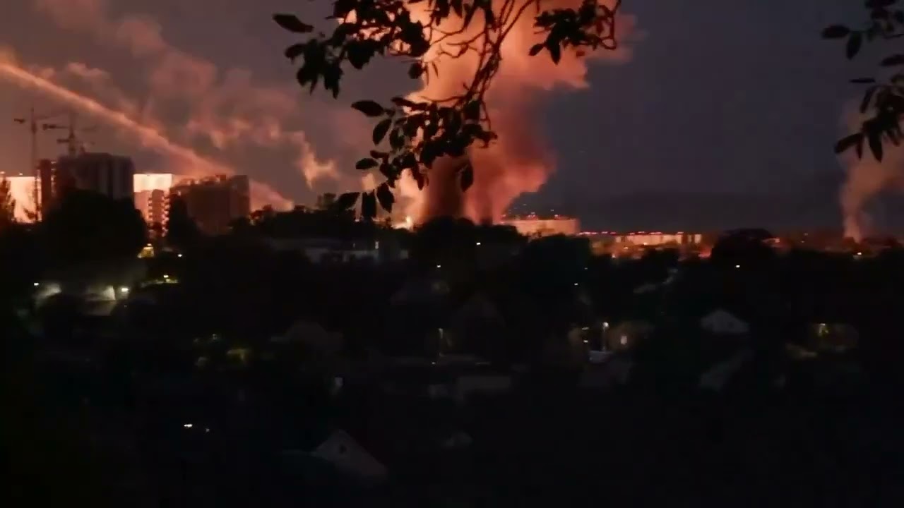Footage of a pair of KH-101 cruise missiles striking Kiev (6-2-26) (26/06/02、キエフ)