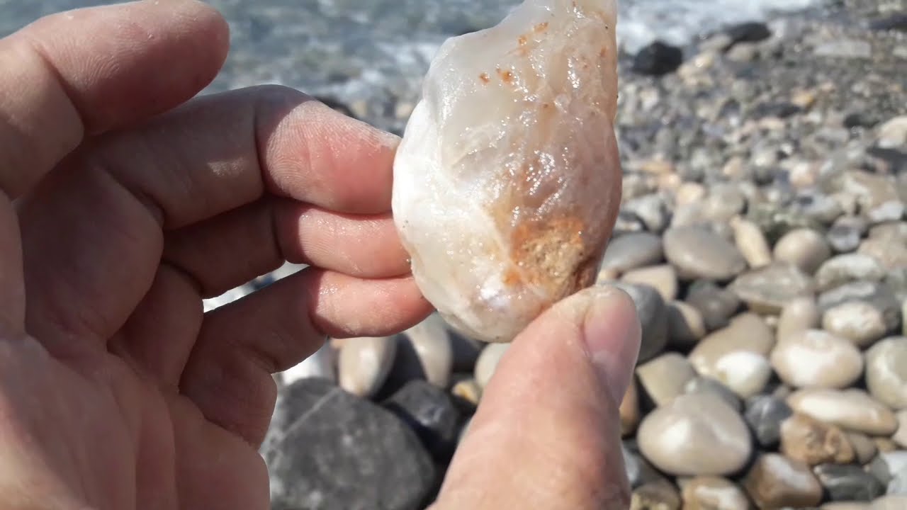 DENİZ KENARINDA DEĞERLİ TAŞ ARADIK