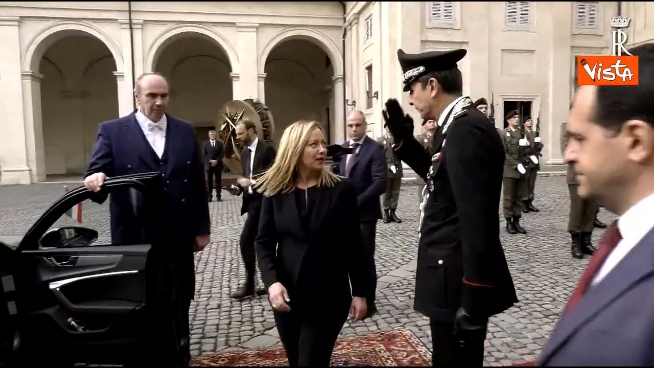 Il picchetto d'onore per Giorgia Meloni che esce dal Quirinale come Presidente del Consiglio