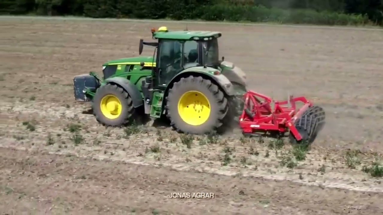 John Deere 6185 R vorm Tiefenmeißel 