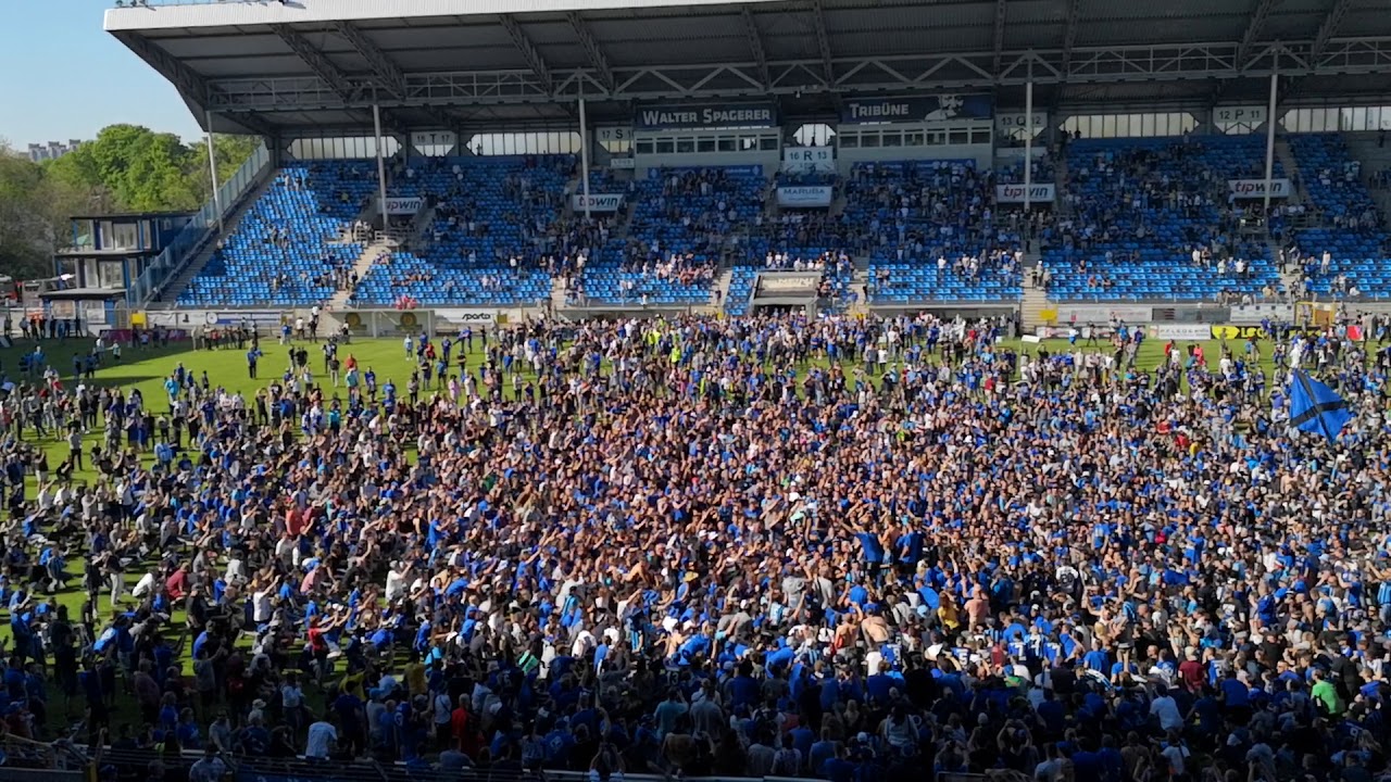 Aufstieg SV Waldhof Mannheim Saison 2018/19: Spieler und Fans bei der Humba!