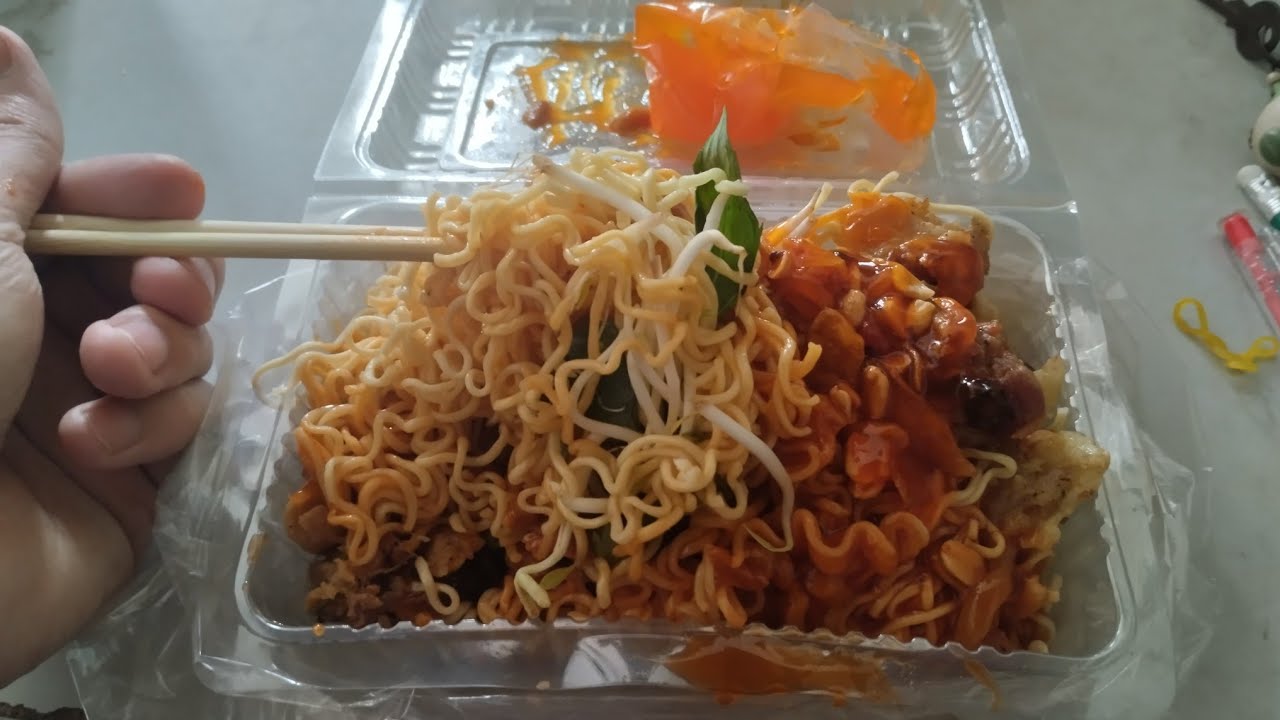 Mì Cay Trộn Siêu Ngon Ăn Với Nguyên Chai Tương Ớt