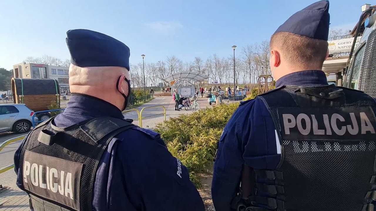 Policjanci prowadzą działania na rzecz walki z koronawirusem